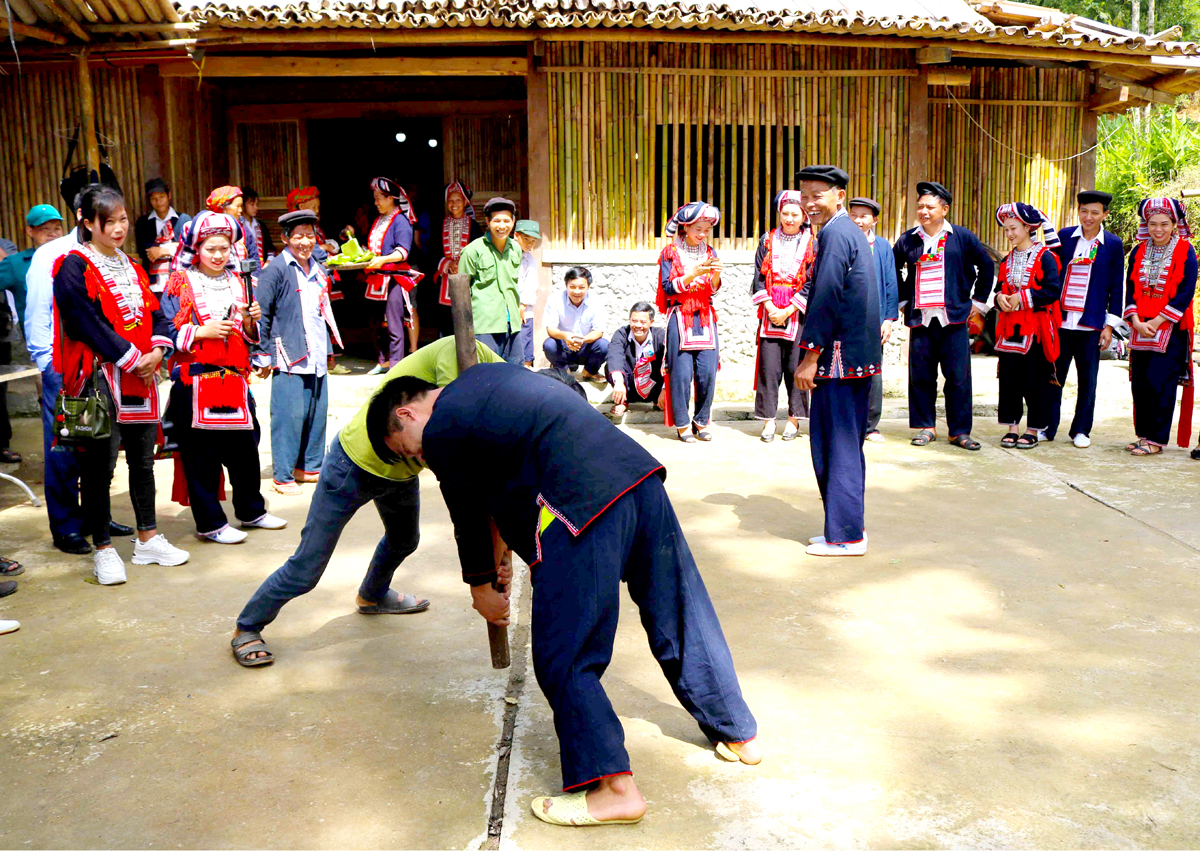 Trò chơi Vật chày trong Lễ cúng Bàn Vương của người Dao đỏ Hoàng Su Phì.
