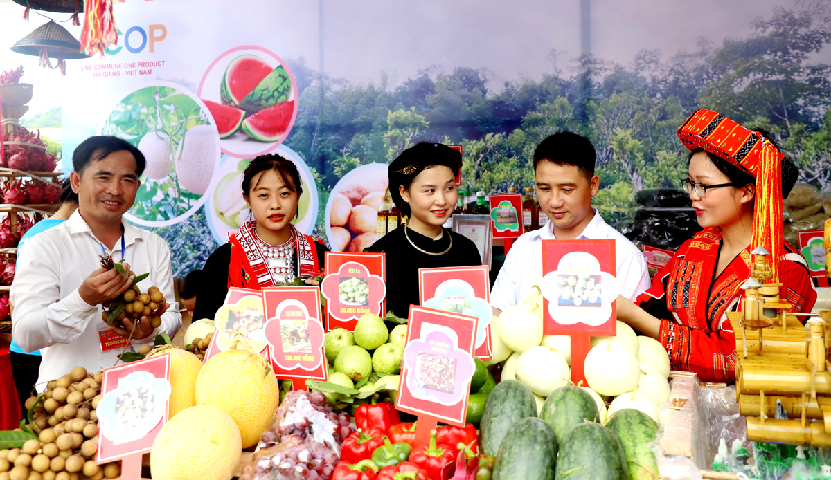 Các nông sản tiêu biểu huyện Quang Bình được trưng bày, tiêu thụ tại thành phố Hà Giang.