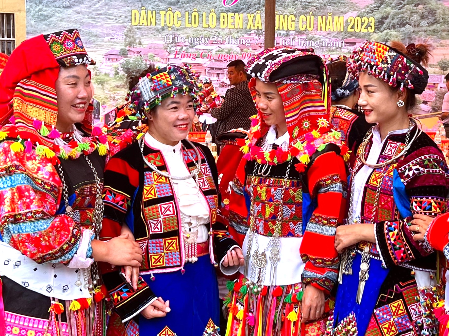 Chị em Lô Lô đen xã Lũng Cú trong trang phục truyền thống nô nức tham gia lễ hội