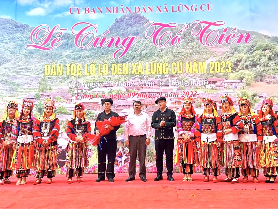 Đồng chí Dinh Chí Thành, Chủ tịch UBND huyện Đồng Văn tặng hoa chúc mừng BTC lễ hội.