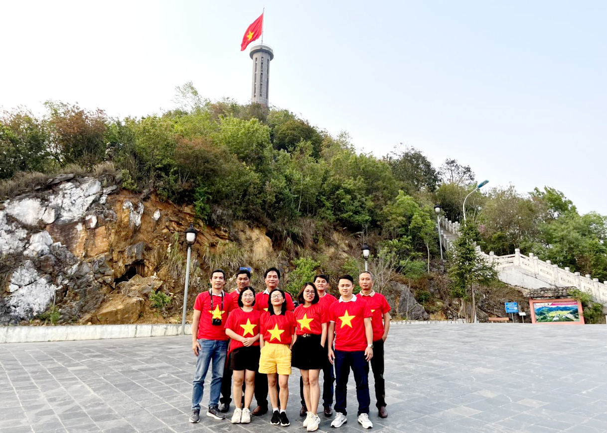 Du khách tham quan Cột cờ Quốc gia Lũng Cú Đồng Văn.