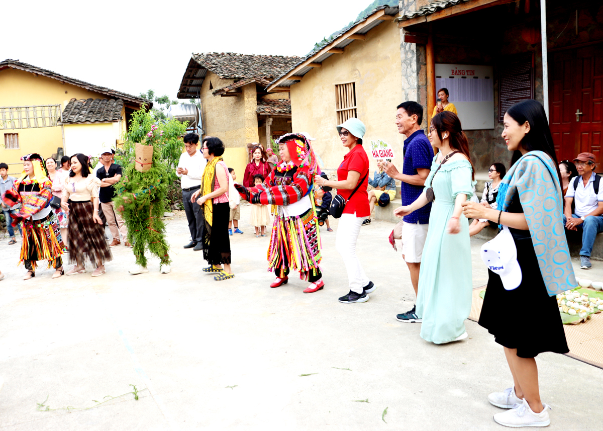 Khách du lịch trải nghiệm các hoạt động văn hóa tại Làng Văn hóa du lịch cộng đồng thôn Lô Lô Chải, xã Lũng Cú (Đồng Văn).