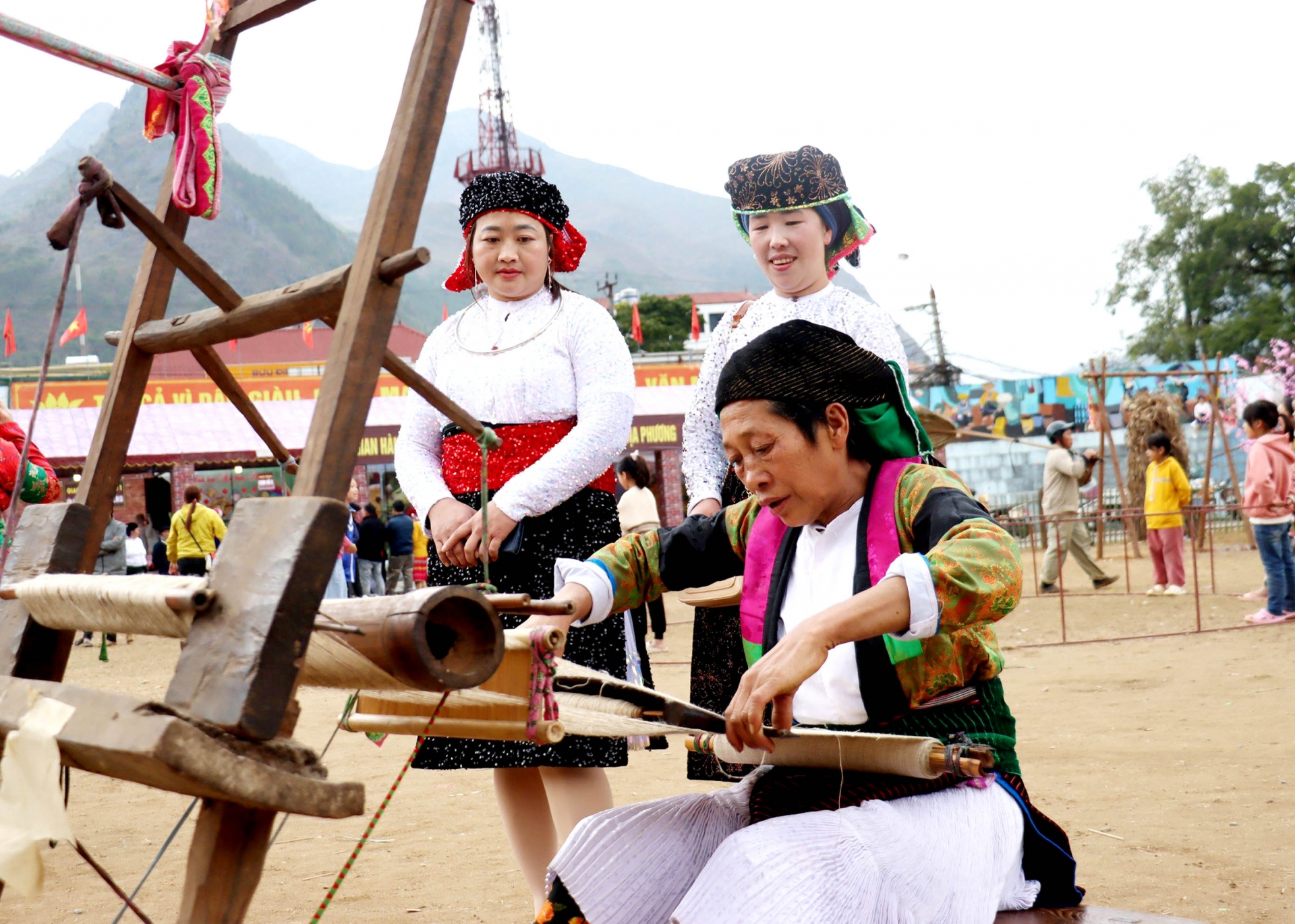 Thi dệt vải Lanh tại Ngày hội Văn hóa dân tộc Mông huyện Mèo Vạc năm 2023. 