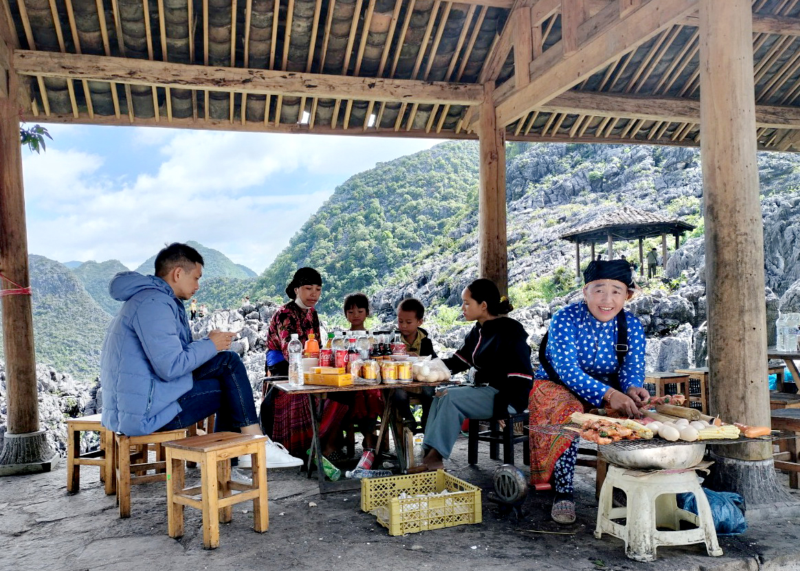 “Bếp nướng” của chị Thò Thị Mấy ở điểm dừng chân, có view tuyệt mỹ là Bãi đá Mặt trăng. Ảnh: TRẦN PHƯỚC