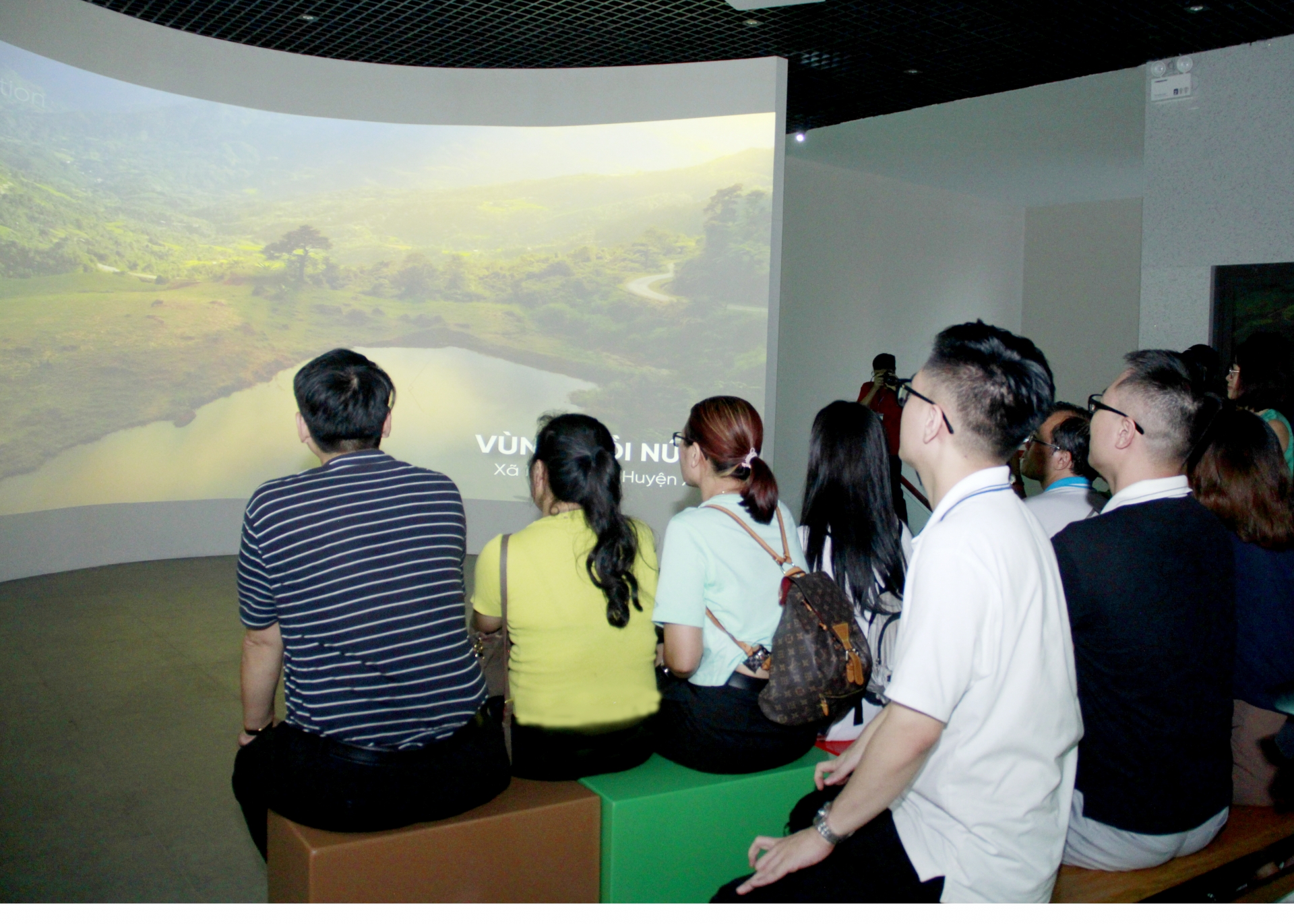 Du khách trải nghiệm tìm hiểu thông tin qua công nghệ số tại Bảo tàng tỉnh. 