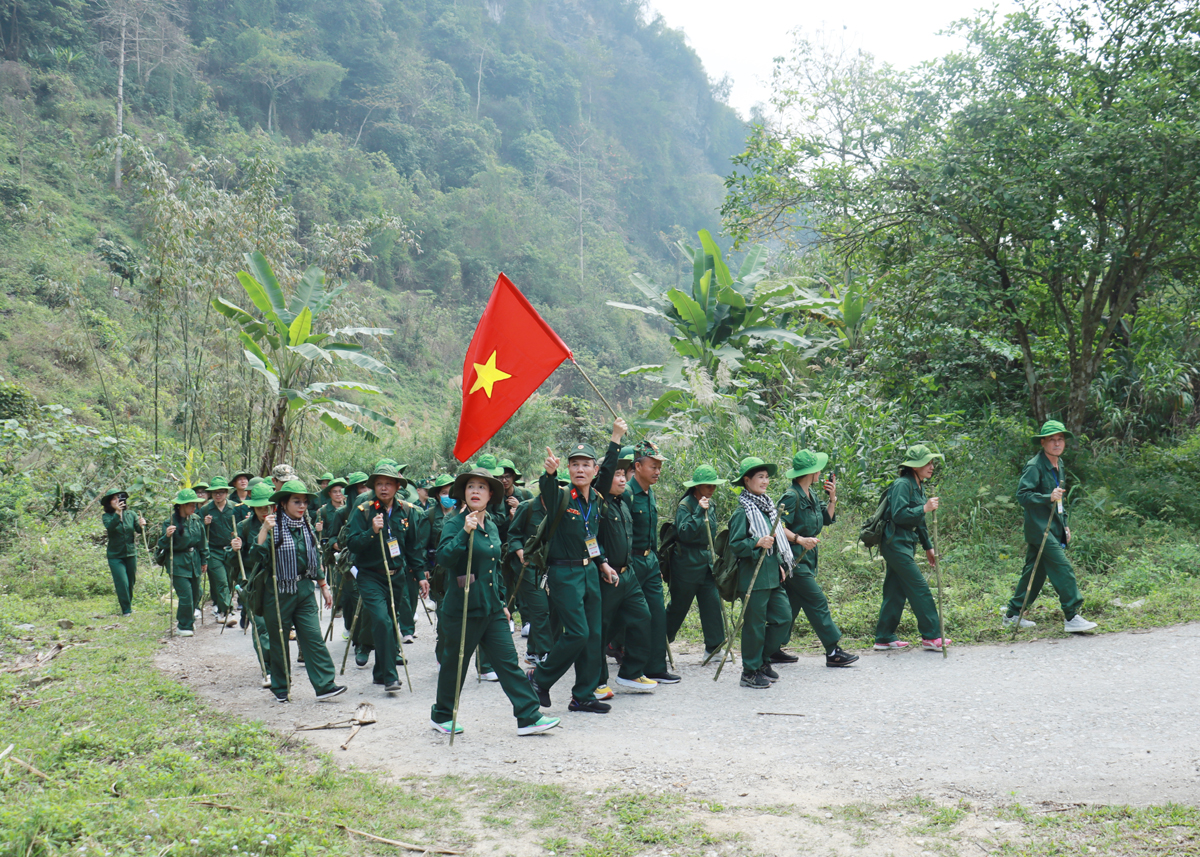 Các đại biểu và du khách đi bộ hành quân trên tuyến đường dài 15 km.