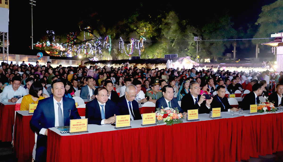 Các đồng chí lãnh đạo tỉnh và đại biểu dự lễ khai mạc.