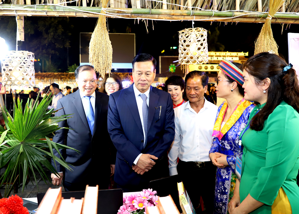 Chủ tịch UBND tỉnh Nguyễn Văn Sơn tham quan các gian hàng