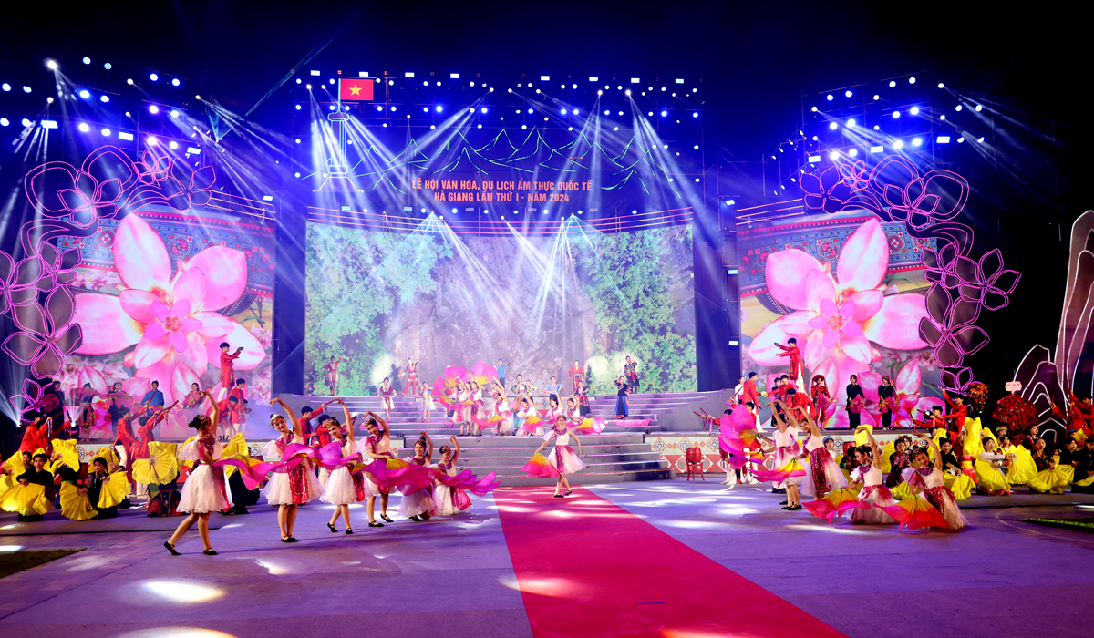 Chương trình khai mạc Lễ hội văn hóa du lịch và ẩm thực quốc tế Hà Giang lần thứ I năm 2024.