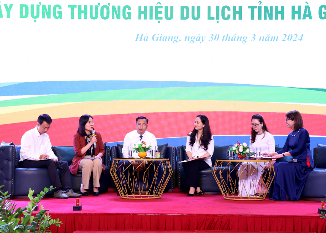 Các nhà quản lý, chuyên gia hiến kế định vị thương hiệu du lịch Hà Giang trong liên kết vùng.