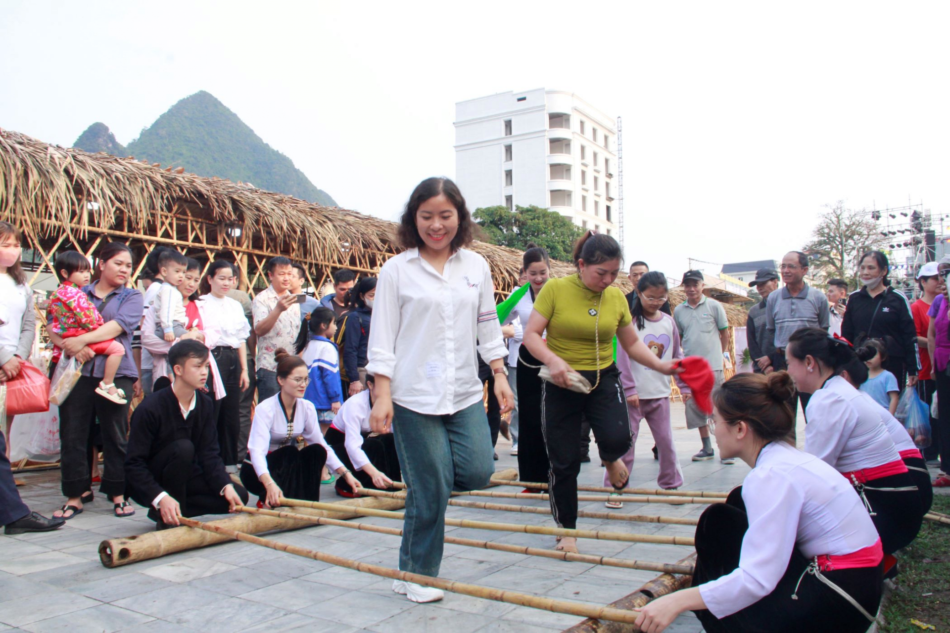 Du khách thích thú tham gia nhảy sạp tại gian hàng tỉnh Sơn La.