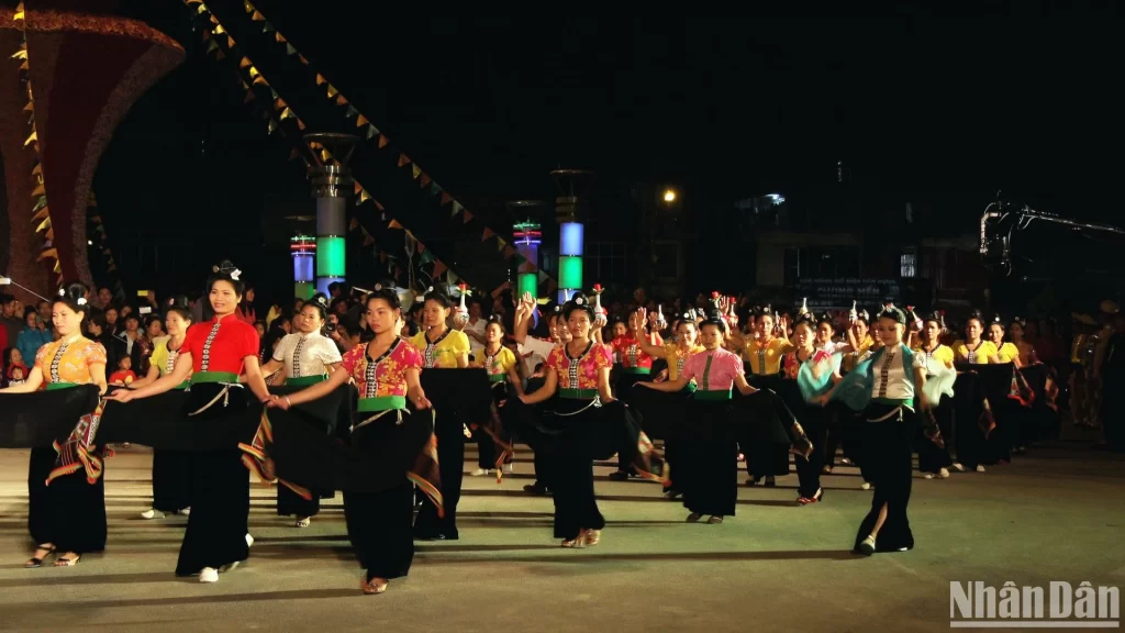 mot tiet muc dan vu duoc bieu dien boi phu nu dan toc thai 5780 2145