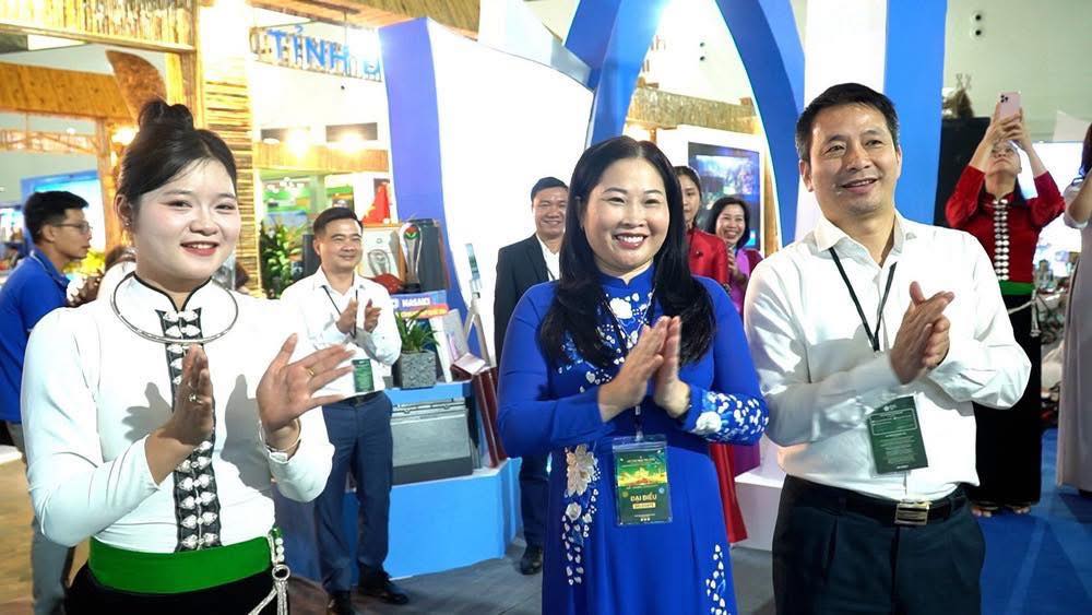 Khai mạc Hội chợ Mùa Thu lần thứ nhất - năm 2025 14 570200602 1328693458949103 369873445891744431 n