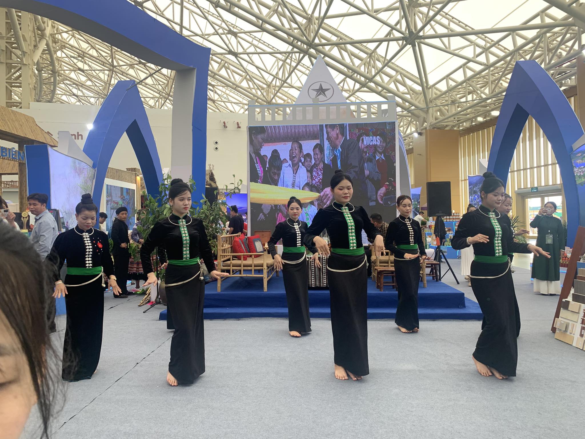 Khai mạc Hội chợ Mùa Thu lần thứ nhất - năm 2025 16 571157428 1328693515615764 5228283006220324904 n