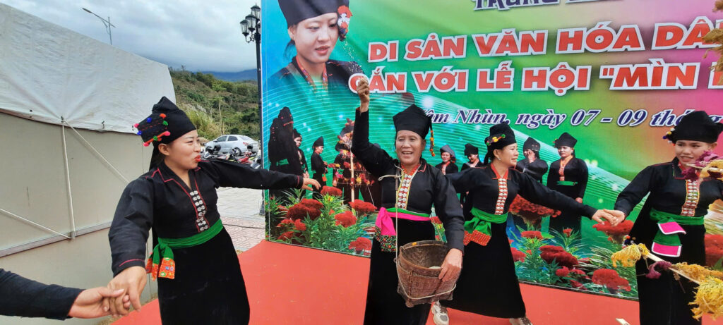Anh 5 Chu nha cam tung nam gao tung len cao de cam ta to tien va than linh da ban cho ho mot vu mua no du va boi thu
