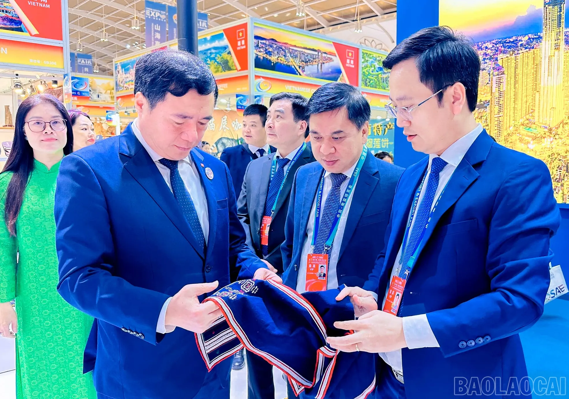 Lào Cai tham dự Hội chợ Trung Quốc - Nam Á lần thứ 10 và Hội chợ Xuất nhập khẩu Côn Minh lần thứ 30 3 z7924604907839 abb4e05c5354be92d72327abdecf6eef optimized